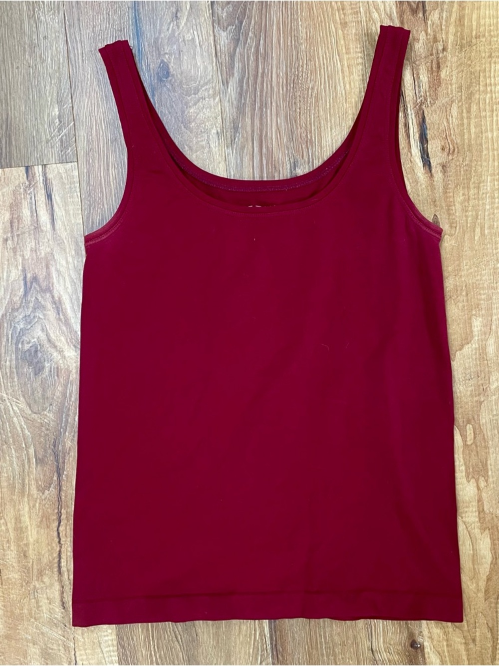 Ellie Tahari seamless scoop neck red camisole sleeveless shirt size Medium Large